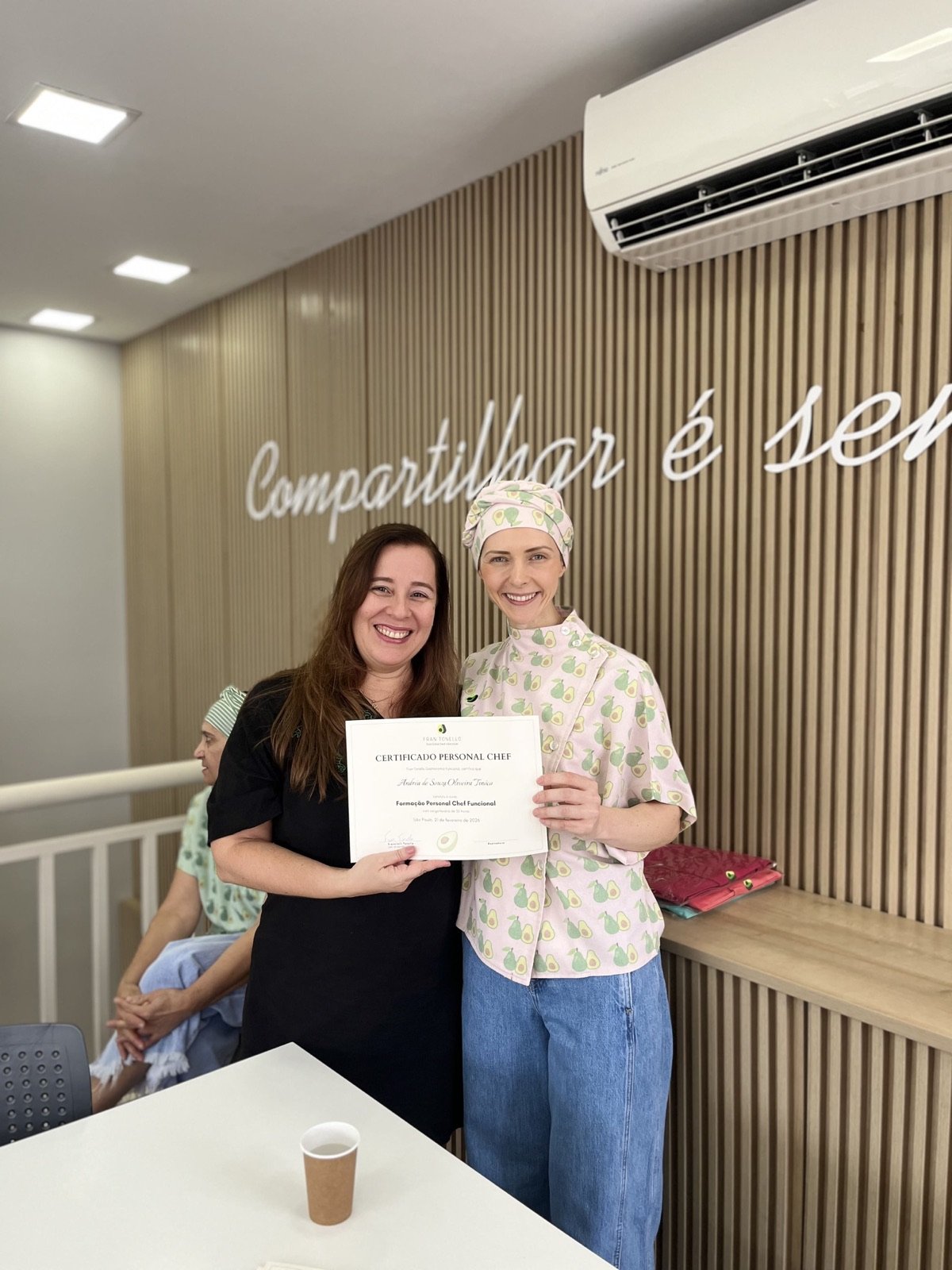 Aluna formada recebendo o certificado da Fran