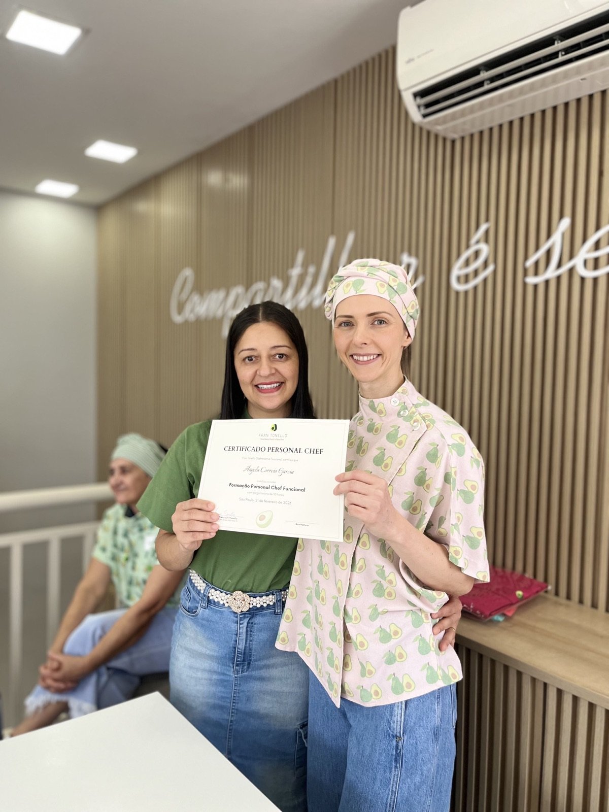 Aluna formada recebendo o certificado da Fran