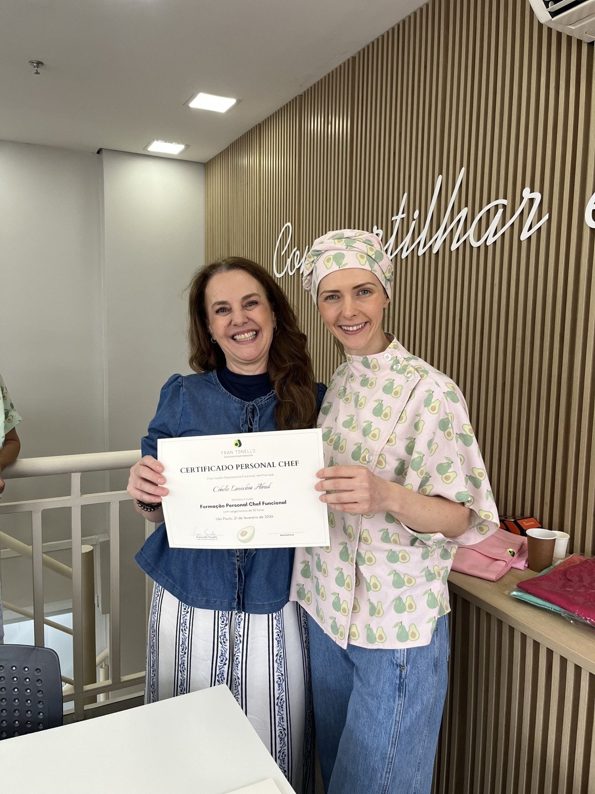 Aluna formada recebendo o certificado da Fran