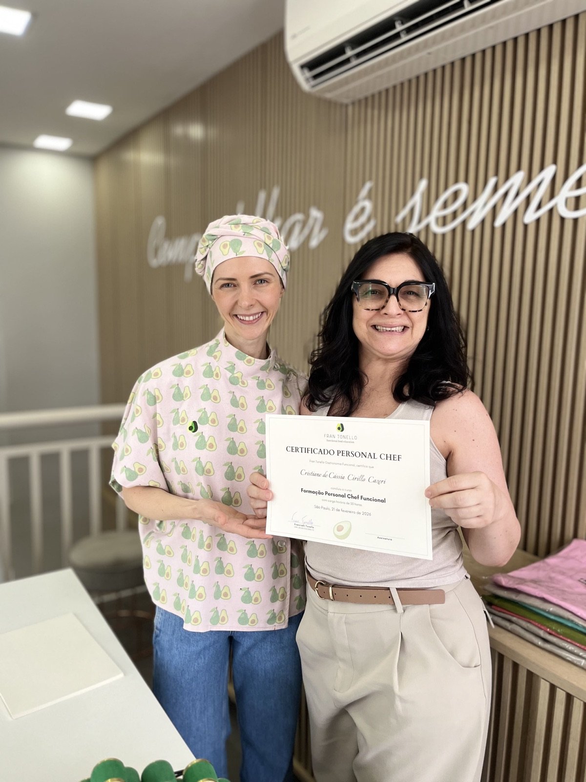 Aluna formada recebendo o certificado da Fran
