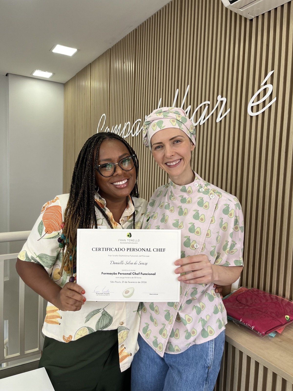 Aluna formada recebendo o certificado da Fran