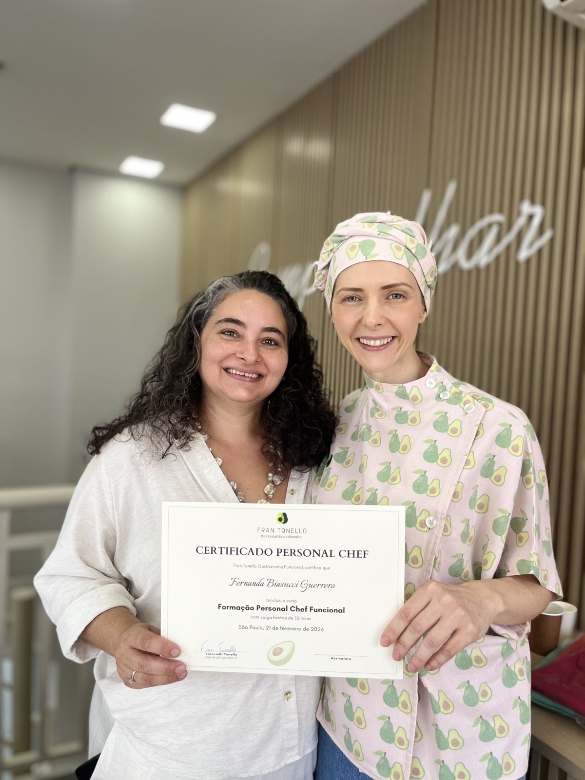 Aluna formada recebendo o certificado da Fran