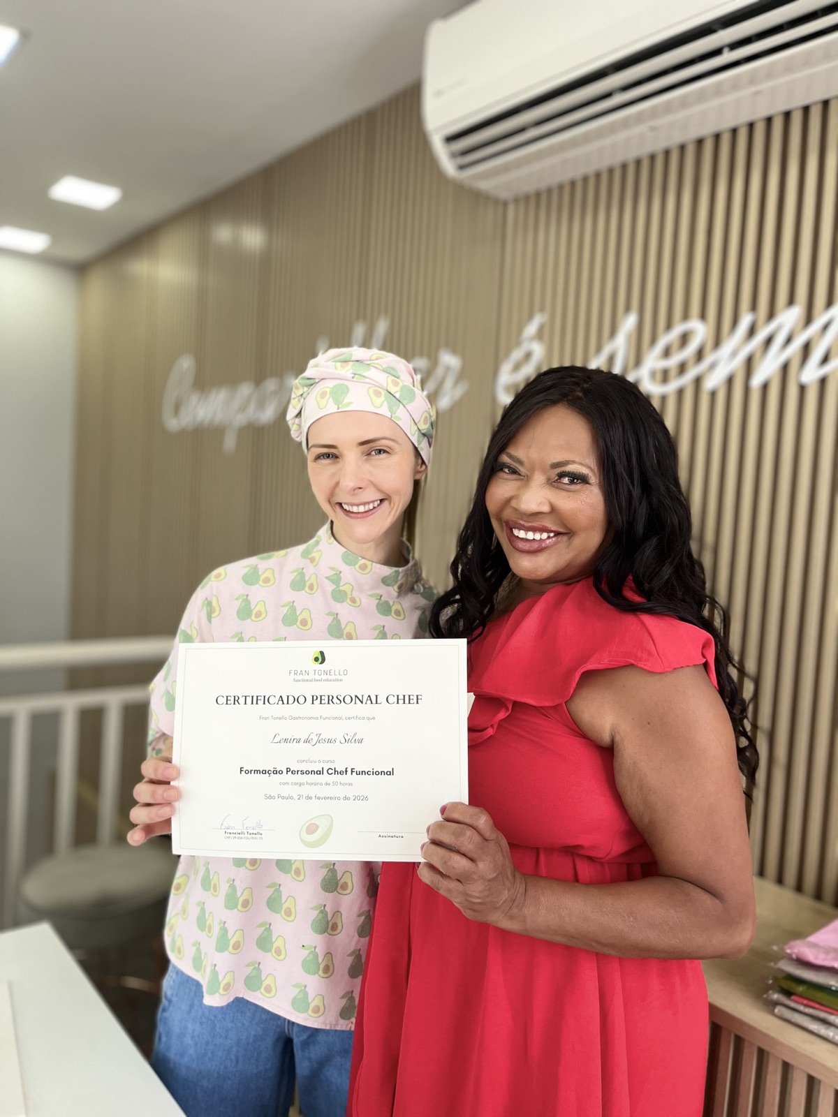 Aluna formada recebendo o certificado da Fran