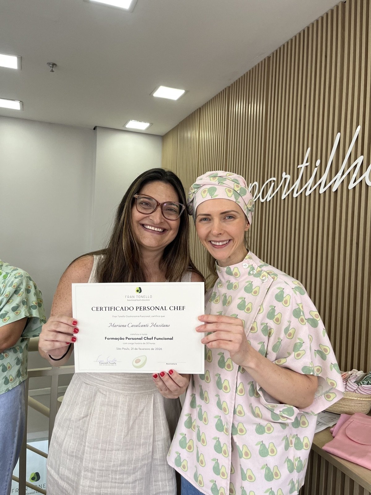 Aluna formada recebendo o certificado da Fran