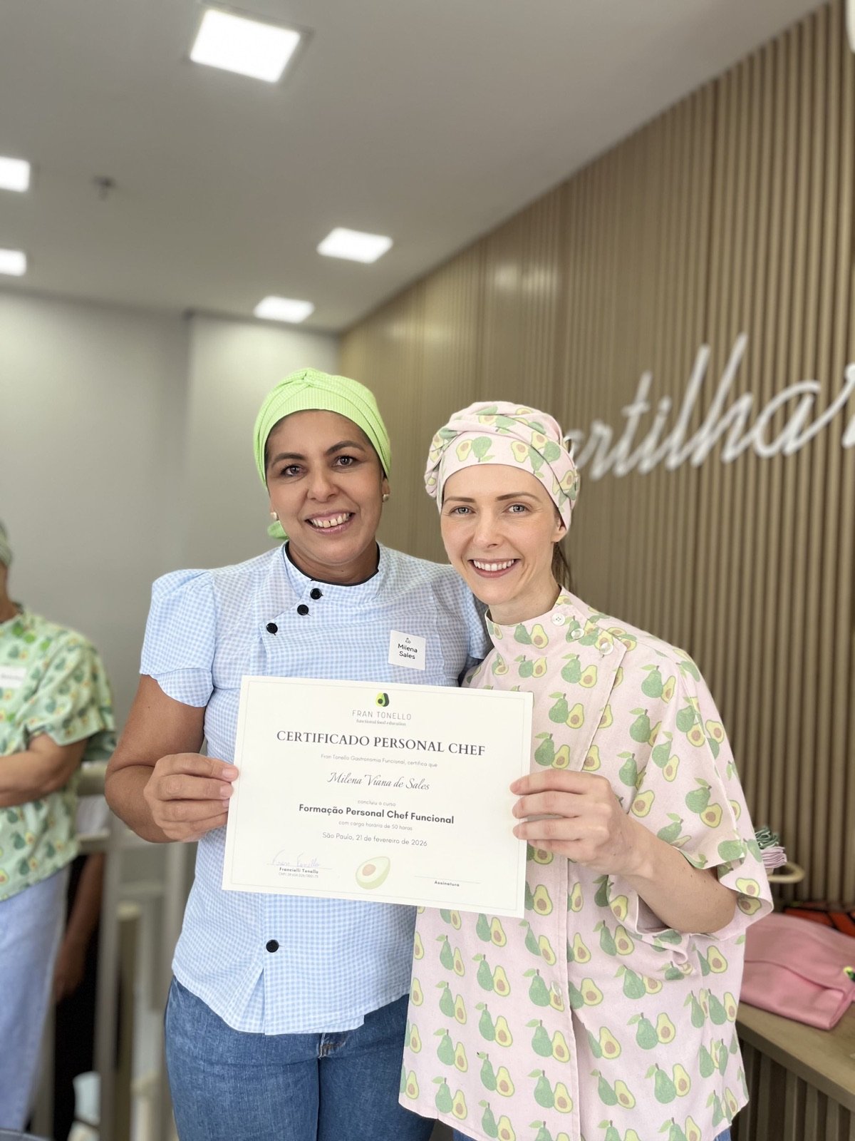 Aluna formada recebendo o certificado da Fran