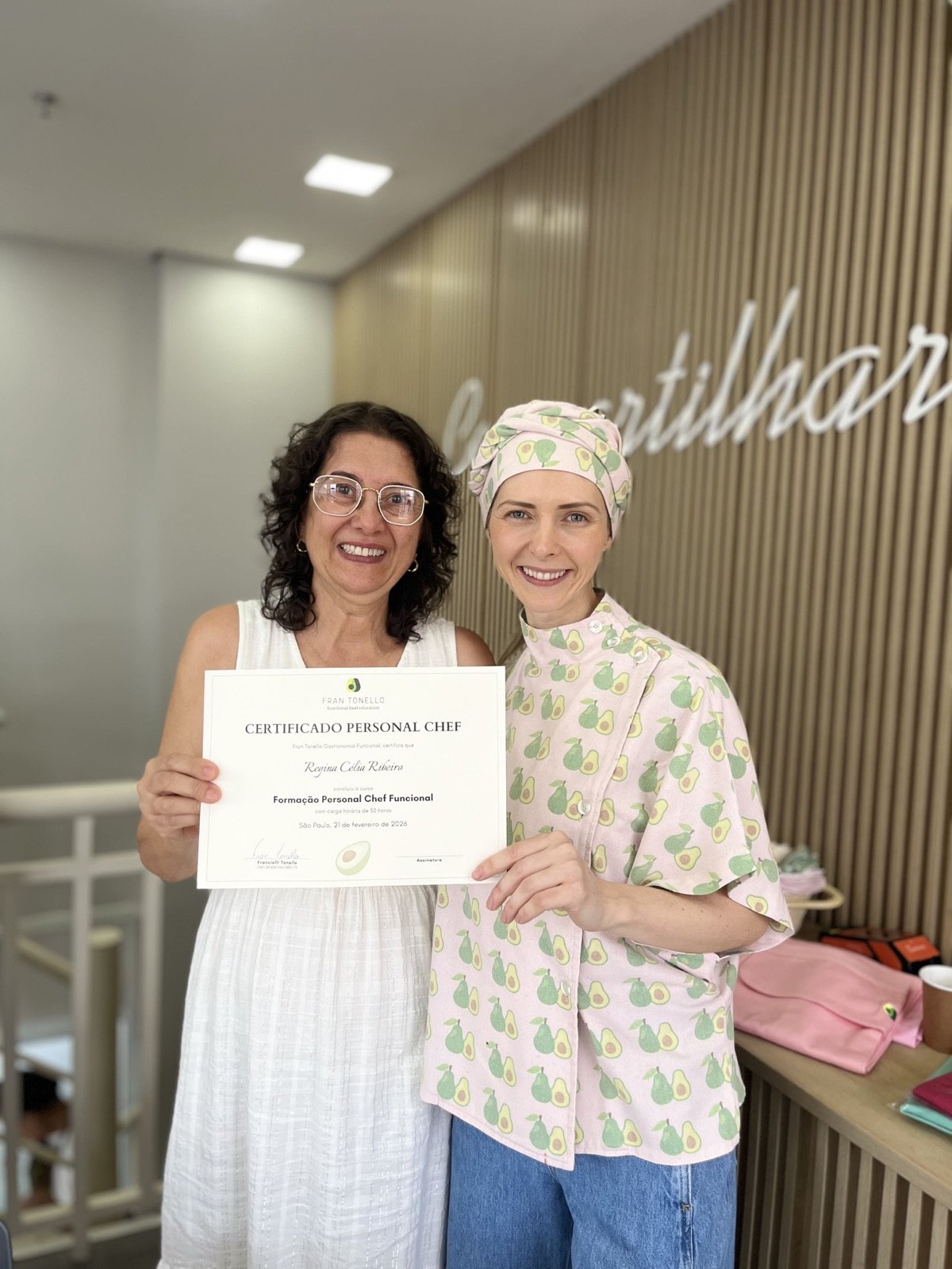 Aluna formada recebendo o certificado da Fran
