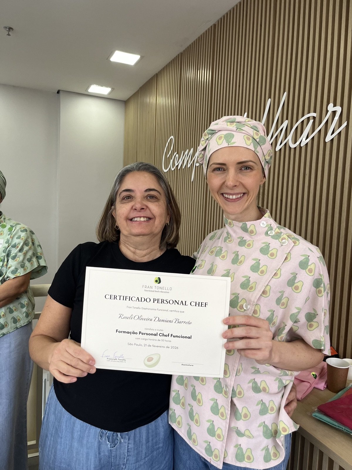 Aluna formada recebendo o certificado da Fran