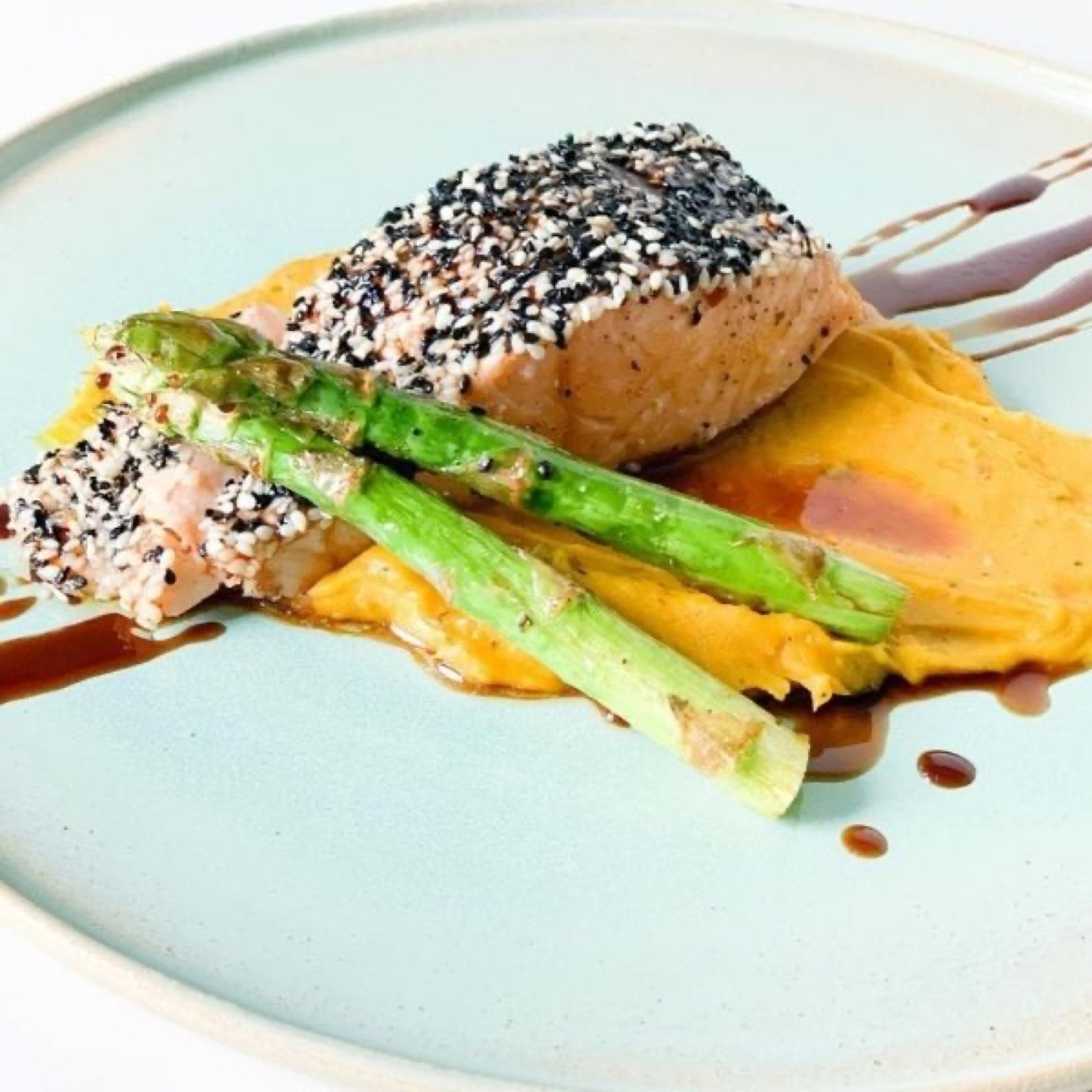 Salmão com purê e aspargos